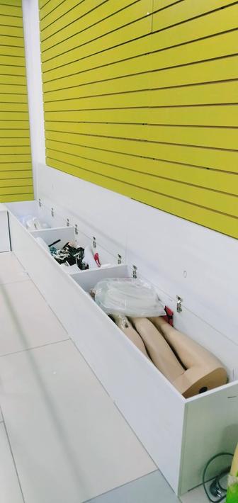 Тумбы, стол, шкаф для бутика