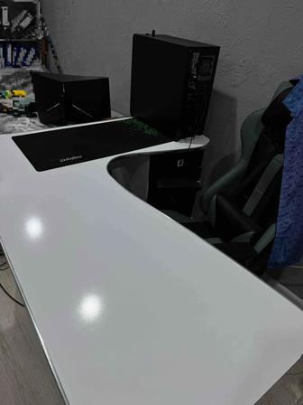 Продам угловые столы