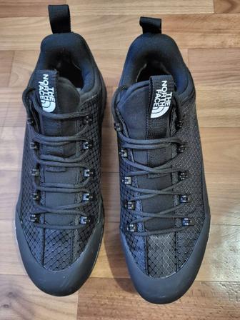 Продам мужские зимние кроссовки