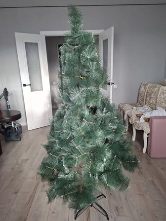 Елка продается, в хорошем состоянии, с игрушками