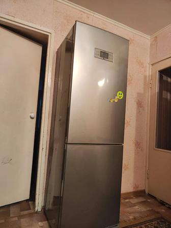 Холодильник LG в хорошем состояний