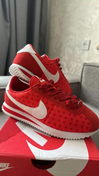 Продам новые кроссовки Nike Cortez