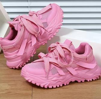 Продам женские кроссовки