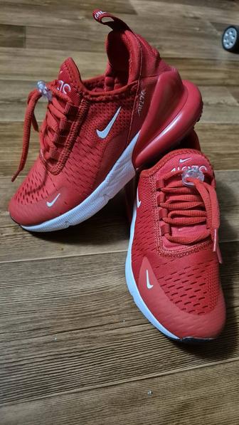 Nike Air Max 270.