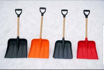 Чистка снега снеговой лопатой