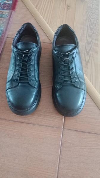 Продам мужские кроссовки