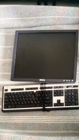 Монитор от компьютера и клавиатура