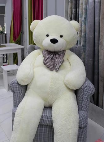 Большой плюшевый медведь
