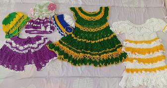 Продаю дёшево вещи для девочек вязанные платья, шапочки,кроссовки, штаны...