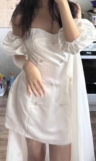 Платье мини белое с накидкой