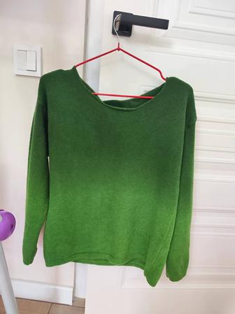 Зеленая кофта