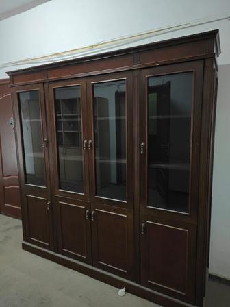 Шкаф со стеклянными дверцами, сервант