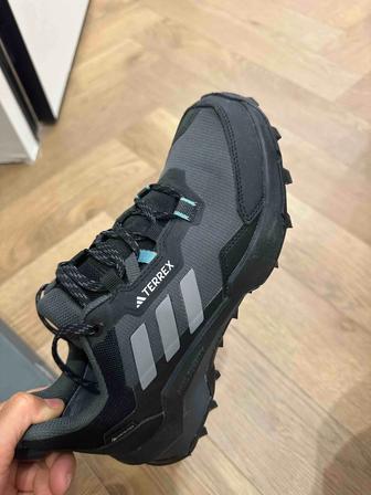 Продам новые кроссовки