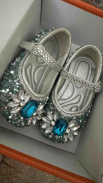 Продам туфли детские Эльза