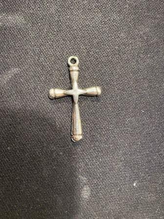 Ювелирное украшение из серебра в виде креста