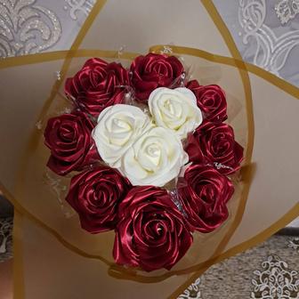 Розы из атласной ленты