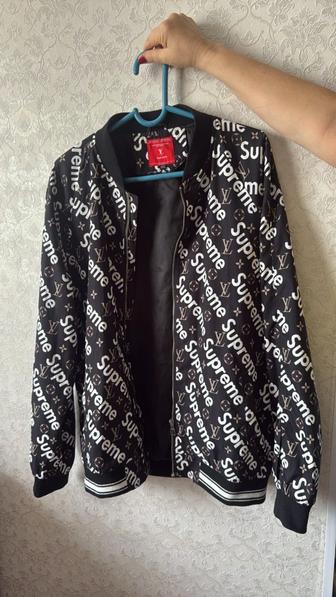 продается бомбер-ветровка коллобарация supreme-LV