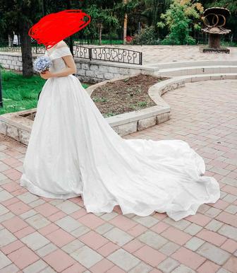 Сияющее свадебное платье