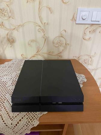 Продам игровую приставку PS4 1Tb с двумя джойстиками в отличном состоянии.