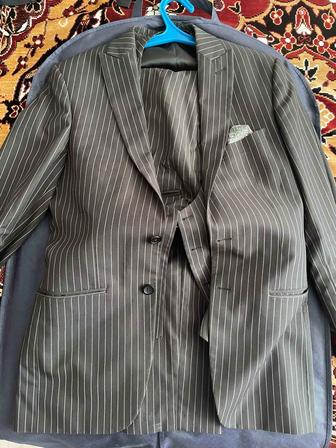 Продам классические костюмы тройка