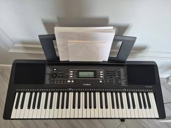 Синтезатор Yamaha PSR-E373, с пюпитром, стойкой и чехлом.