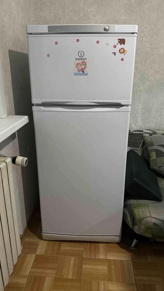 Холодильник Indesit