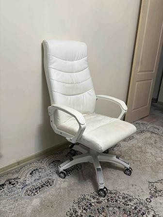 Кожаное кресло