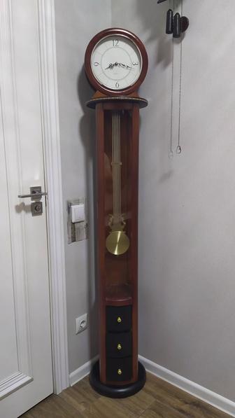 Стильные офисные напольные часы