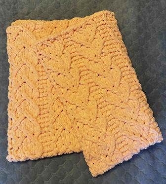 Вязаный плед с узором сердечки(ручной работы)