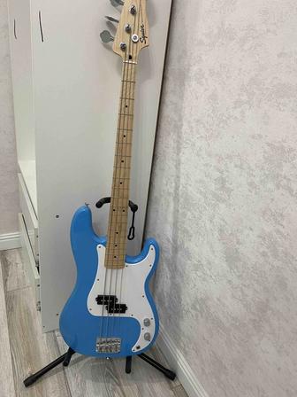 Бас гитара Squier Precision Bass