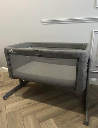 Продам приставную кроватку от Joie