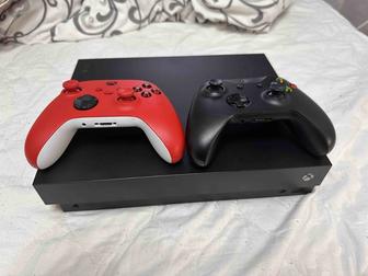 Продаю Xbox One X 1TB 2 оригинальных джойстика