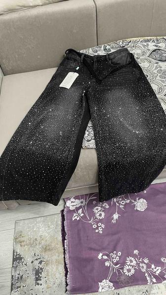 Джинсы труба со стразами