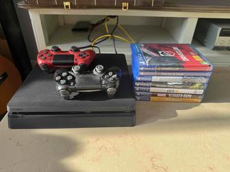 Продам Playstation 4 с двумя джойстиками и играми
