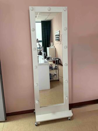 Продам зеркало с подсветкой