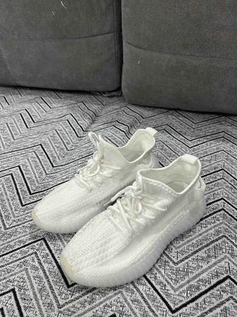 Кроссовки женские Yeezy