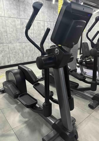 Профессиональный кардио кросс-тренажер Model INX Life fitness