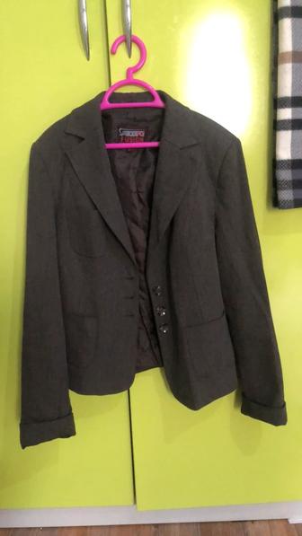 Офисной коричневый пиджак