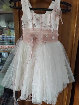 Красивое платье для девочки 4л.