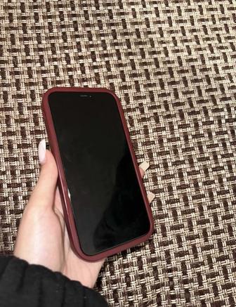 Продам iPhone 11 черного цвета. 64гб памяти. Состояние аккумулятора 77%.