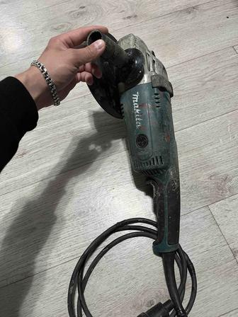 Угловая шлифмашина Makita GA9020