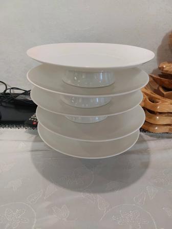 Продам белую фарфоровую тортницу