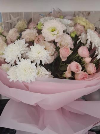 Белые хризантемы и розы, свежие, продам по низкой цене, доставка