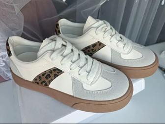 Продам кроссовки женские