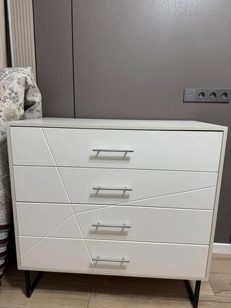 Комод белый, современный, 4 выдвижных ящика