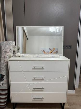 Комод белый, современный, 4 выдвижных ящика