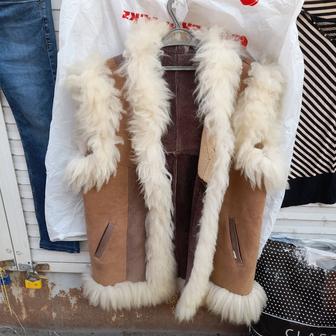 Жилетку новую из натуральной овчины продаю.