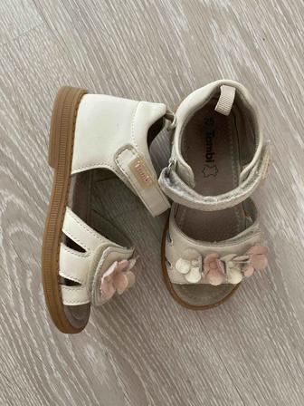 Кроссовки, сандали для девочек