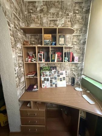 Письменные столы и шкаф