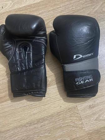 Продам боксерские перчатки Demix